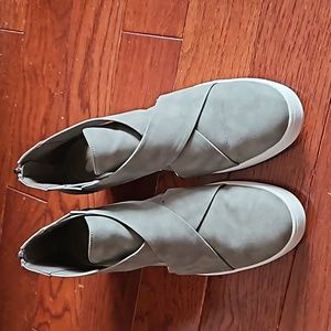 Aerosole Grey Sneaker Shoe. Sz 8